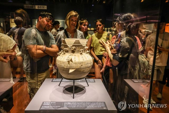 국립경주박물관에서 토우장식 항아리 관람하는 외국인 관광객 [사진/백승렬 기자]