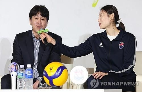 포스트시즌 미디어데이에서 각오 밝히는 김종민 전 감독