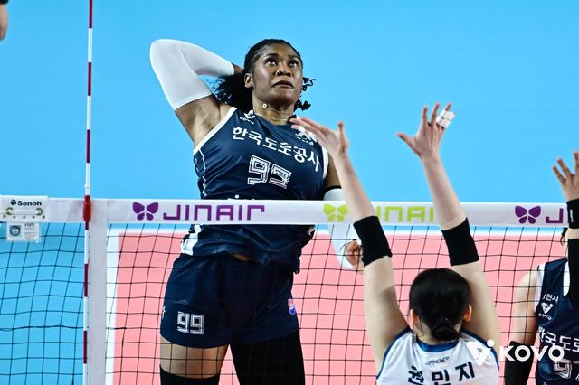 공격하는 한국도로공사의 모마