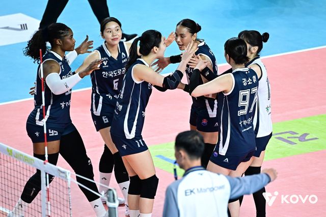 득점 후 기뻐하는 한국도로공사 선수들