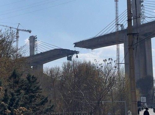 공습을 받아 상판 일부가 뜯기듯 무너져 내린 이란의 교량