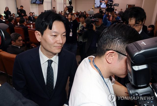 증인선서 거부하고 대기 장소 이동하는 박상용 검사