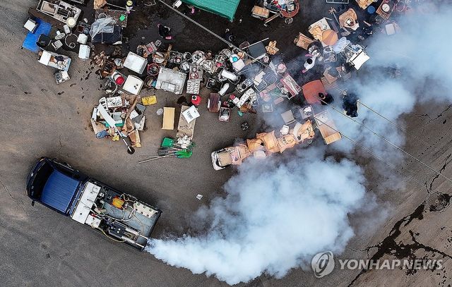 침수 피해당한 마을 방역