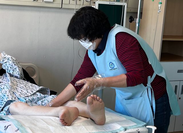 서울 서북병원 발 마사지 봉사자의 모습