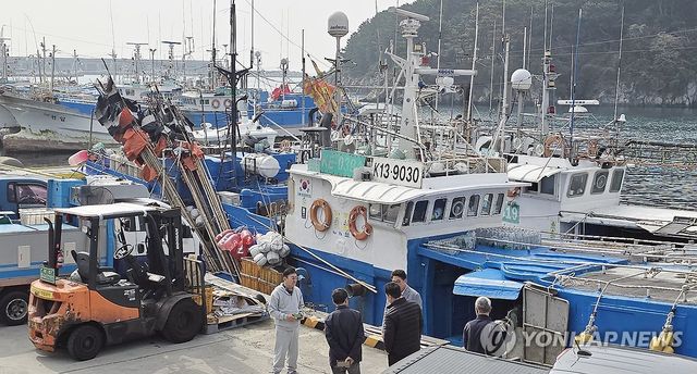 기름값 급등에 정박한 서귀포항 어선과 선주들