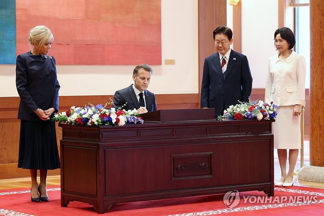 마크롱 대통령 방명록 작성 지켜보는 이재명 대통령