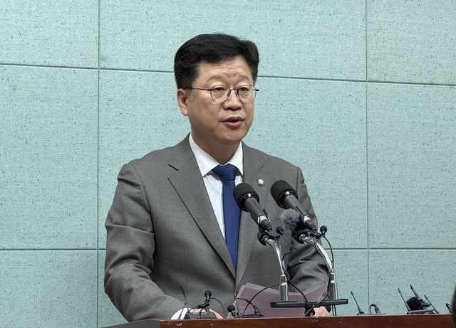 기자회견하는 안호영 의원