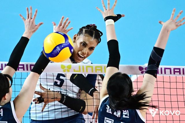 공격하는 GS칼텍스의 실바 