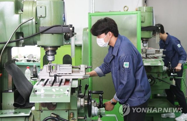 실기시험 앞두고 실습수업 하는 학생들