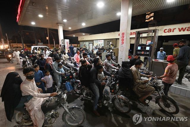 파키스탄 카라치 주유소에 줄선 오토바이 운전자들