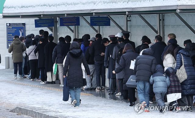 미국대사관 찾은 시민들