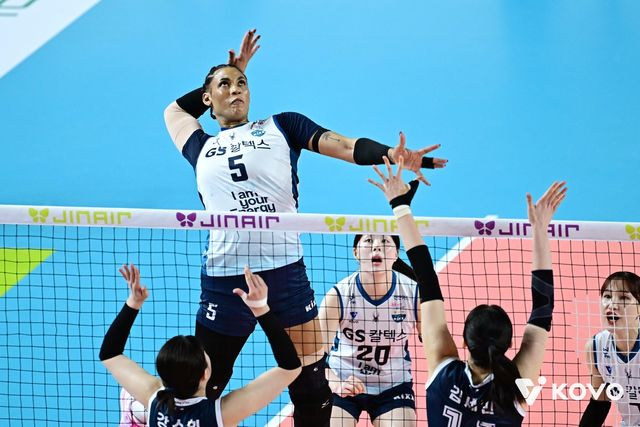 공격하는 GS칼텍스의 실바(뒷줄 왼쪽)