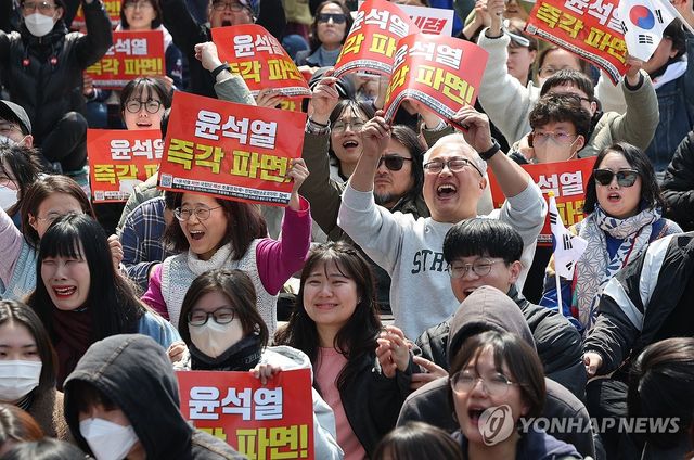 탄핵 선고 방송 지켜보는 시민들