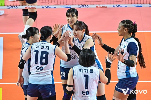 득점 후 기뻐하는 GS칼텍스 선수들