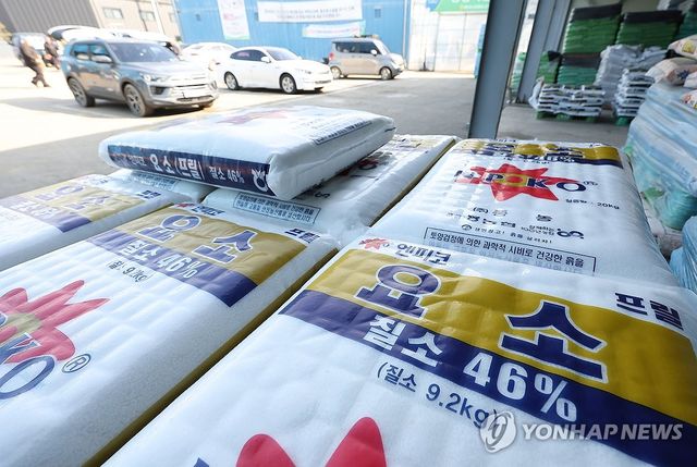 쌓여 있는 요소 비료