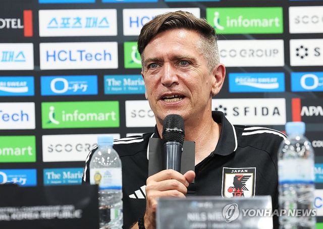 질문에 답하는 일본 닐스 닐센 감독