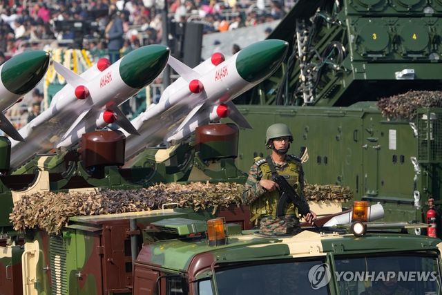 인도 국경일 행사서 등장한 중거리 지대공 미사일 