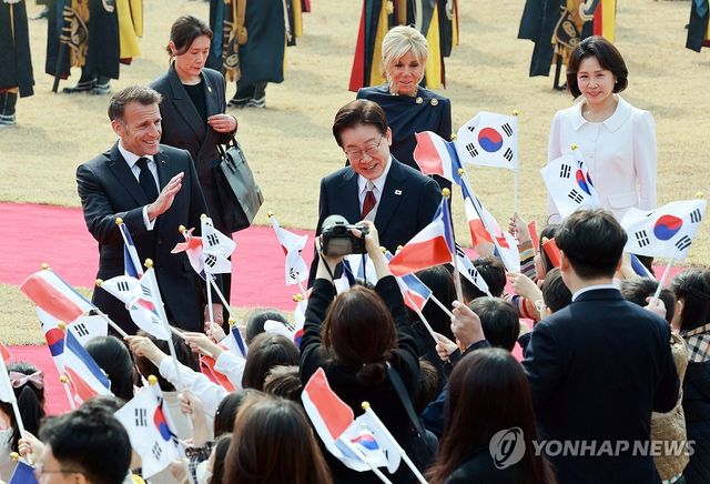 어린이들 환영 인사에 답하는 한-프랑스 정상