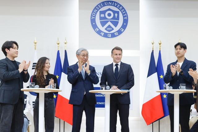 윤동섭 연세대 총장(왼쪽)과 에마뉘엘 마크롱 프랑스 대통령