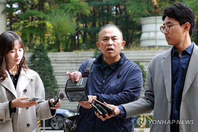 법정 향하며 녹취파일 튼 명태균