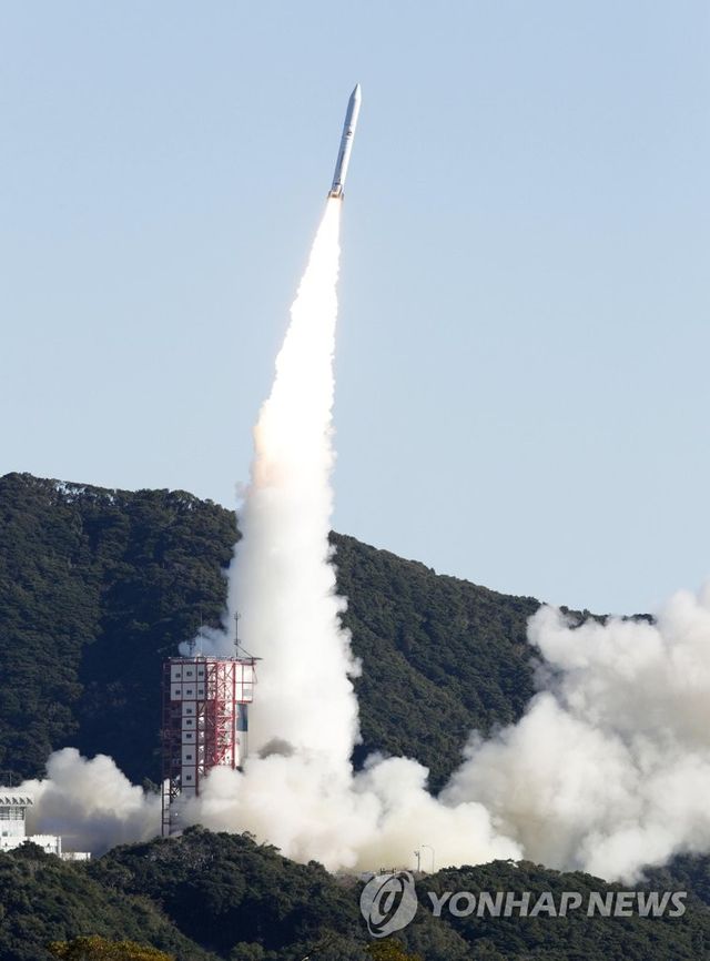 발사되는 일본 소형로켓 입실론 4호기