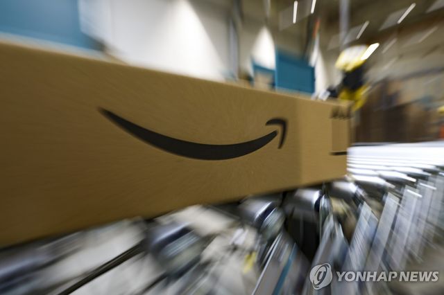 물류 시설에서 처리되는 아마존 택배 상자 [자료 사진]
