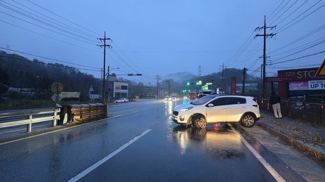 사고로 멈춰 선 차량