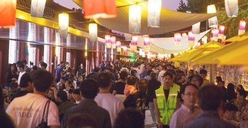 광한루원 외곽에 설치된 월광포차 거리