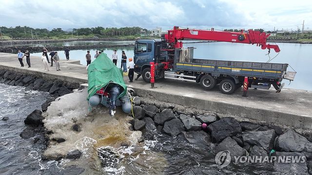 제주 해안서 발견된 밀입국 보트