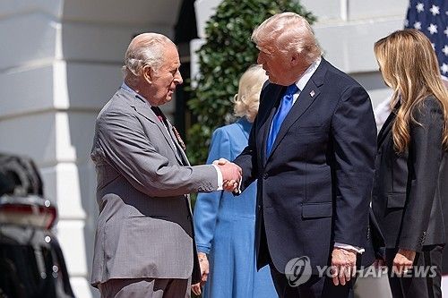 작별인사하는 찰스 3세(왼쪽) 영국 국왕과 도널드 트럼프 미국 대통령