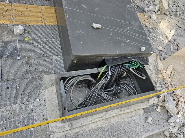 서울 성북구 정릉동 북악스카이웨이 트럭 사고로 파손된 교통신호제어기