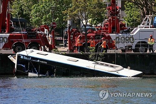 센강에 빠진 프랑스 시내버스