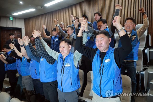 '노동절 법정 공휴일로' 공휴일법 본회의 통과에 환호