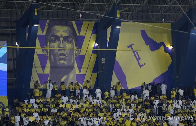 경기장에 걸린 호날두 초상화