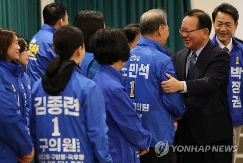 대구지역 예비후보들과 인사하는 김부겸 후보 