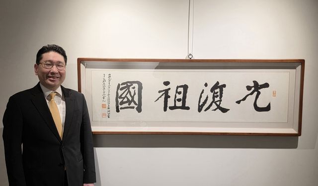 '광복조국' 유묵 앞에 선 이상현 이사장 모습 