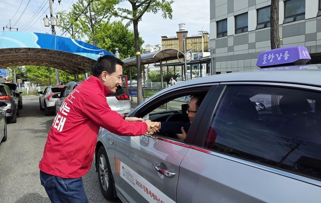 강릉 시민과 인사하는 김진태 후보
