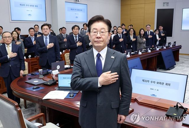 국기에 경례하는 이재명 대통령