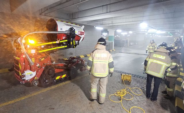 화재 현장에 배치된 인천형 소방로봇