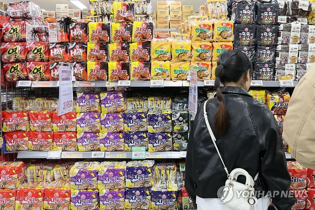 대형마트 라면 코너