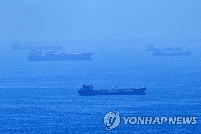 호르무즈 해협에 닻을 내리고 멈춰 있는 선박들