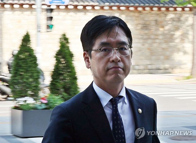 사무실로 향하는 김민재 중수청 개청 준비단장