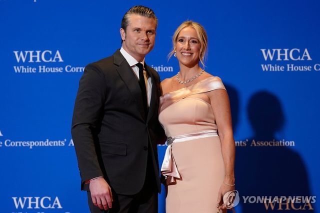 백악관 기자단 만찬행사 참석한 미 국방장관 부부