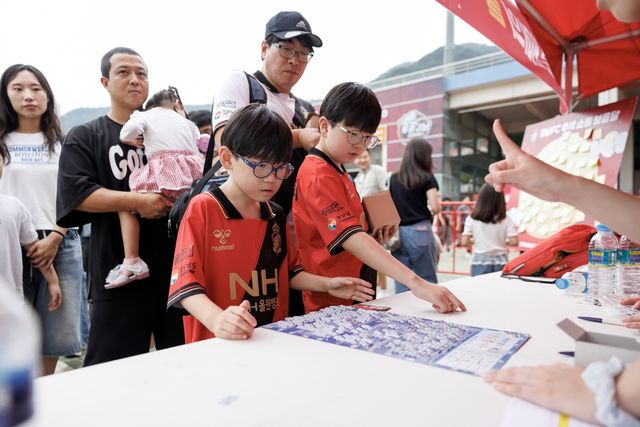 이벤트에 참가한 경안FC 어린이 팬들