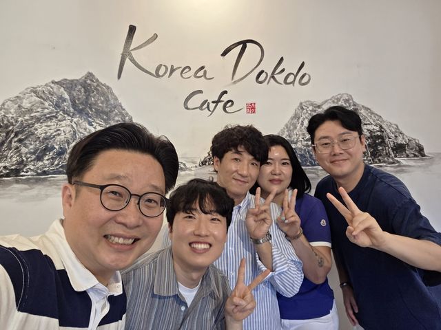 '독도 카페' 운영하는 엄상현·박진화 부부(가운데)와 서경덕 교수