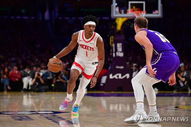 NBA 휴스턴 로키츠와 LA 레이커스의 경기 장면