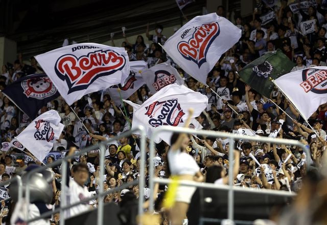 잠실구장을 가득 채운 두산 팬들