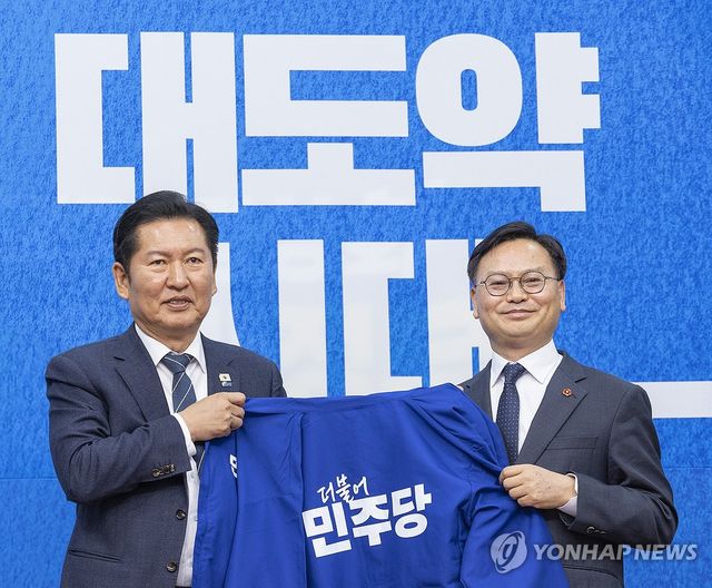 '파란 점퍼' 받는 민주당 영입인재 3호 김성범 전 해수부 차관