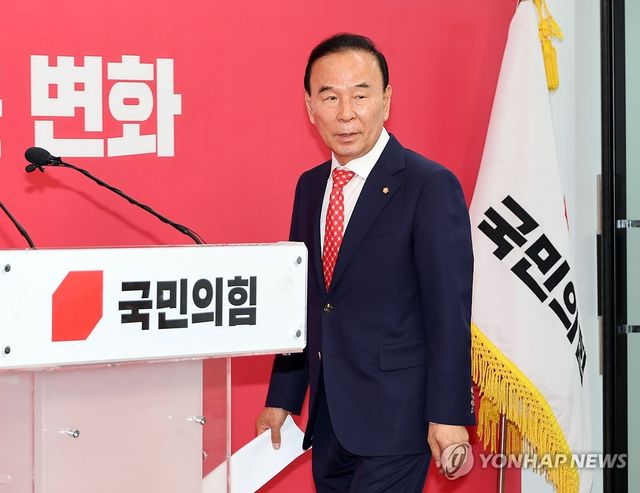 브리핑 입장하는 박덕흠 공관위원장