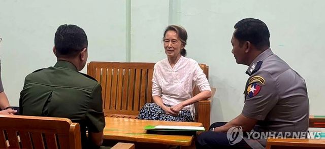 5년 만에 공개된 아웅산 수치 미얀마 국가고문의 모습
